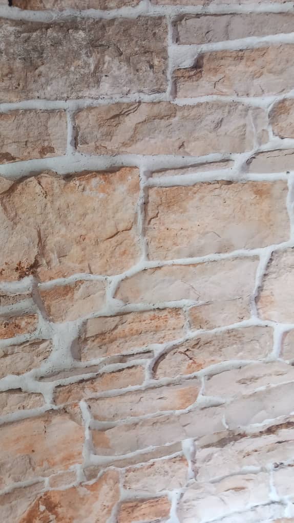Detalj obnovljenog kamenog zida
